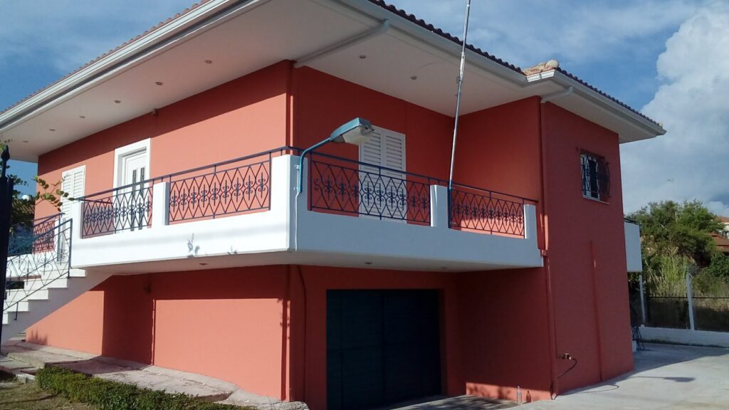 Ανακαινισμένη εξωτερική όψη κατοικίας μετά από νέο χρωματισμό στην Αθήνα.