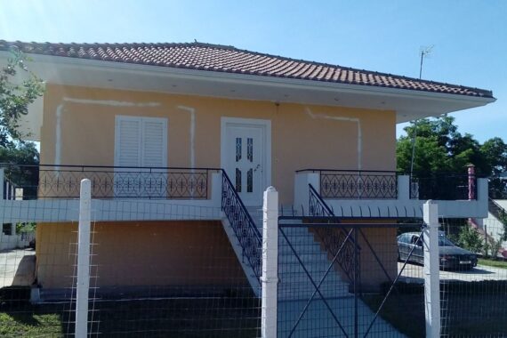 Στάδιο εργασιών σε εξωτερικές όψεις κατοικίας κατά τη διάρκεια ανακαίνισης.