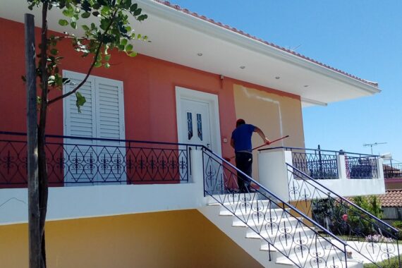Νέος χρωματισμός εξωτερικής όψης κατοικίας με πιο καθαρή και ανανεωμένη εικόνα.
