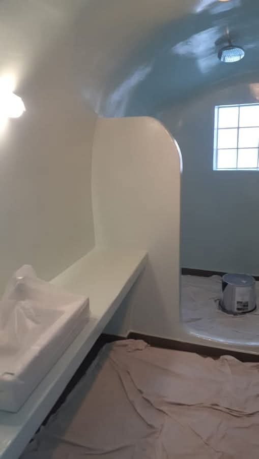 Στάδιο εργασιών σε χτιστό λουτρό με καμπύλες επιφάνειες στην Αθήνα.