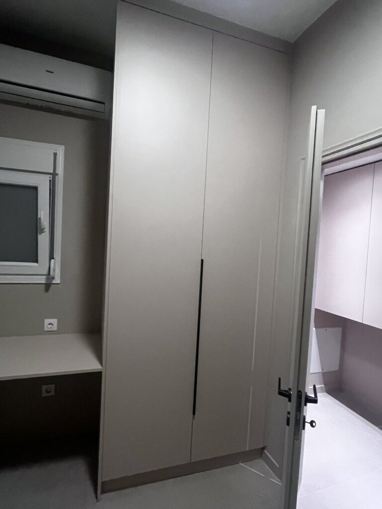 Εντοιχισμένη ντουλάπα υπνοδωματίου με καθαρές όψεις και οργανωμένη διάταξη.