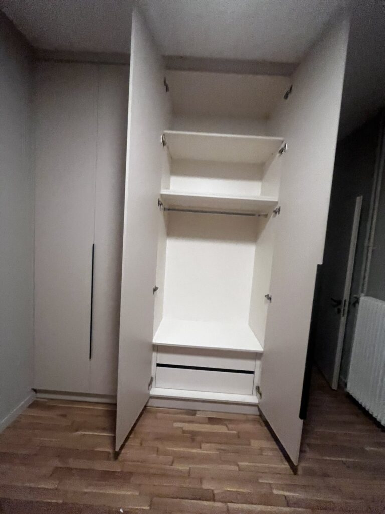 Λύση αποθήκευσης σε διάδρομο κατοικίας με ενιαία αισθητική και πρακτική χρήση.