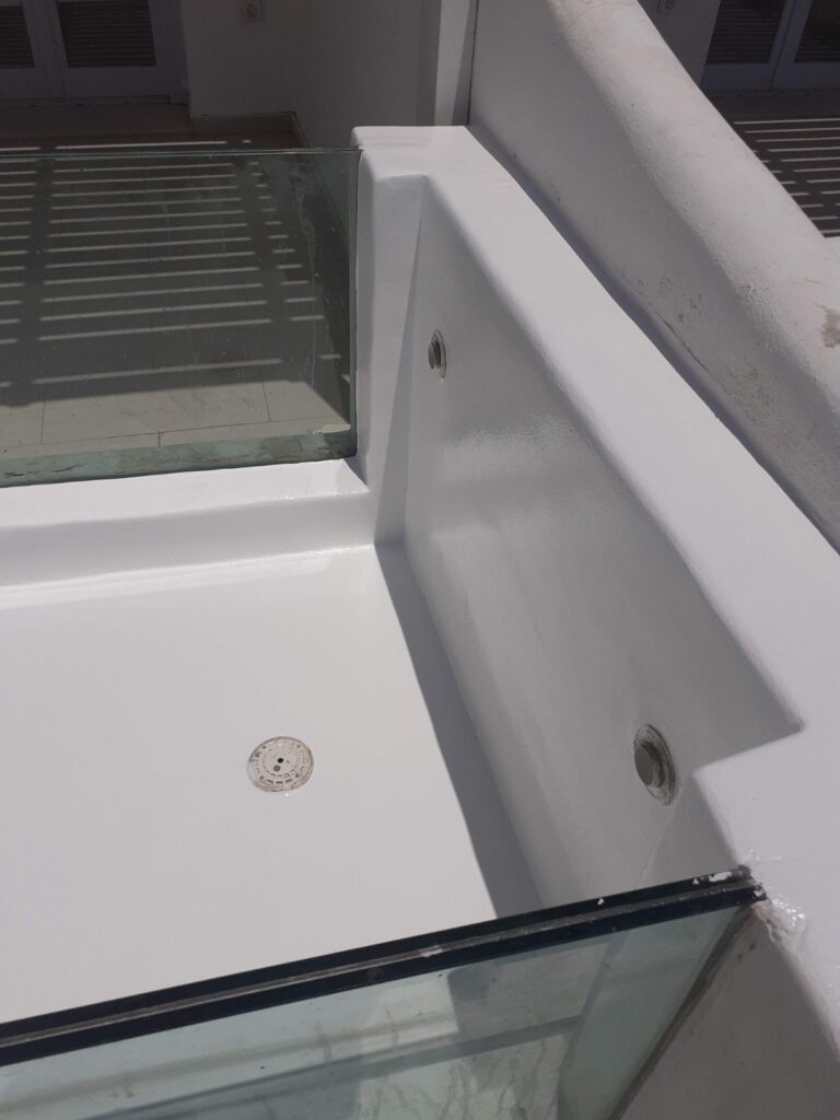 Τελικό λευκό jacuzzi εξωτερικού χώρου με καθαρές επιφάνειες και ολοκληρωμένο φινίρισμα.