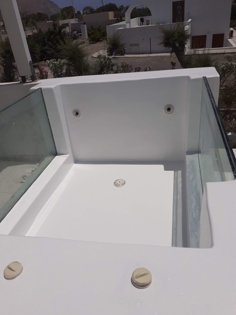 Jacuzzi εξωτερικού χώρου σε ολοκληρωμένη διαμόρφωση κατοικίας στην Αθήνα.