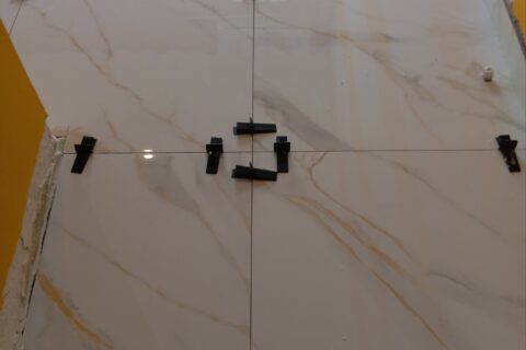 Μπάνια, ντουζιέρες και πλακάκια μεγάλων διαστάσεων