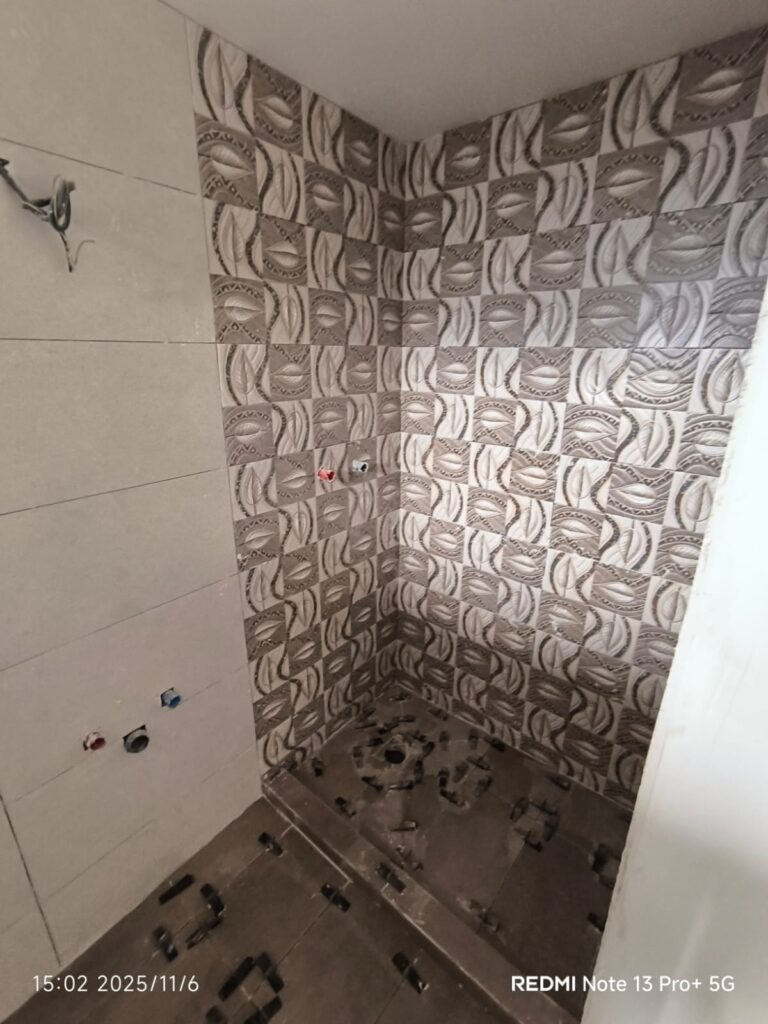 Τοποθέτηση πλακιδίων σε μπάνιο κατοικίας με έμφαση στις κλίσεις και το φινίρισμα.
